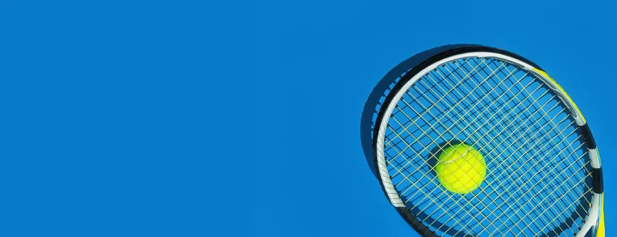 Joueurs sur un court de tennis